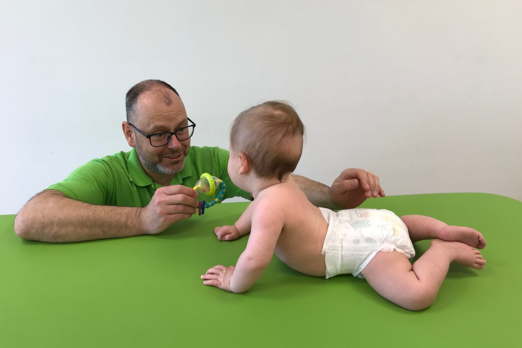 Vyšetření psychomotorického vývoje dítěte - fyzioterapeut pracuje s dítětem v ordinaci